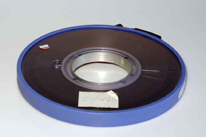 <div>Ein Magnetband ist ein Speichermedium. Bei der analogen Speicherung von Audiomaterial wird es auch Tonband genannt. Es besteht aus einer langen, schmalen Kunststoffolie, die auf der Außenseite mit einem magnetisierbaren Material beschichtet ist.&nbsp;<br>&nbsp;Eine Beschichtung der Rückseite (Rückseitenmattierung), dient allein der mechanischen Stabilisierung, um freitragende Bandwickel zu ermöglichen.&nbsp;<br>&nbsp;Früher gab es auch beschichtetes Papier und Band (oder Draht) aus homogenem magnetischen Material. Das heutige Magnetband ist eine Entwicklung der AEG und der IG Farben (BASF) aus den Jahren 1935 bis 1940.&nbsp;<br>&nbsp;Das Magnetband ist ein sequentielles Speichermedium; eine bestimmte Datenposition kann nicht direkt angesteuert werden.&nbsp;<br>&nbsp;Die Kapazität eines Magnetbands hängt sehr stark von der Länge der gespeicherten physischen Datenblöcke ab. Der Grund ist die sogen. Start-Stopp-Lücke zwischen allen physischen Blöcken. Diese Lücke entsteht beim Anlaufen des Magnetbands bis es die erforderliche Lese-/Schreibgeschwindigkeit erreicht hat sowie beim nachfolgenden Abbremsen und kann mehrere Zentimeter betragen.<br><br></div>